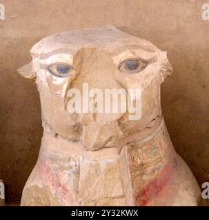 Egitto, Luxor, tempio di Merenptah, statua di uno sciacallo (dio Anubi), riutilizzato da Kom el Hettan, il tempio di Amenofi III Foto Stock