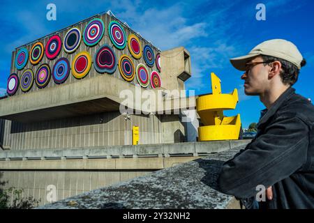 Londra, Regno Unito. 12 settembre 2024. Target Queen di Bharti Kher - il loro primo lavoro all'aperto in un'istituzione londinese. La commissione si trova tra le facciate orientali e meridionali della Hayward Gallery, "celebrando e interagendo giocosamente con l'architettura iconica del Southbank Centre". Crediti: Guy Bell/Alamy Live News Foto Stock