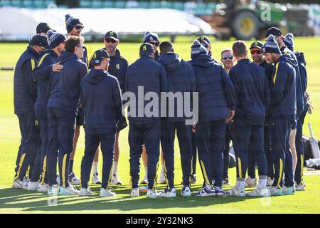 Girato a Worcester, Regno Unito, il 12 settembre 2024 al Worcestershire County Cricket Club, New Road, Worcester nella foto sono presenti giocatori del Warwickshire in anticipo rispetto all'inizio della partita del Vitality County Championship 2024 tra Worcestershire CCC e Warwickshire CCC l'immagine è solo per uso editoriale - credito a Stu Leggett tramite Alamy Live News Foto Stock