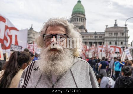 Buenos Aires, Argentina. 11 settembre 2024. Un pensionato, con le spalle al Congresso, guarda la telecamera. I pensionati e le organizzazioni sociali protestano al di fuori del Congresso Nazionale contro il veto presidenziale della legge che aumenta le pensioni per i pensionati. Credito: SOPA Images Limited/Alamy Live News Foto Stock