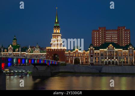 YOSHKAR-OLA, RUSSIA - 31 AGOSTO 2024: Torre Spasskaya con illuminazione notturna. Yoshkar-Ola. Repubblica di Mari El Foto Stock