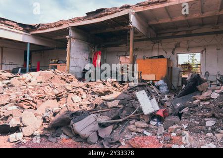 Casa distrutta dai bombardamenti. Guerra in Ucraina. L'invasione russa dell'Ucraina. Distruzione delle infrastrutture. Terrore per i civili. Crimini di guerra Foto Stock