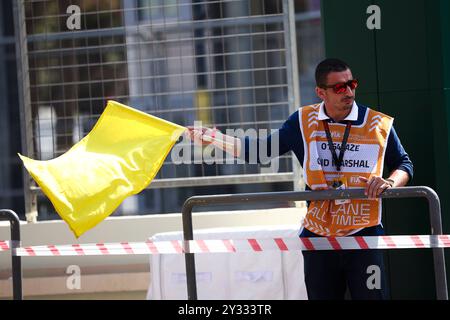 Baku, Azerbaigian - 12/09/2024, Azerbaigian, 12/09/2024, Azerbaigian, 12/09/2024, Maresciallo con bandiera gialla, drapeau durante il Gran Premio di Formula 1 dell'Azerbaigian 2024, 17° round del Campionato del mondo di Formula 1 2024 dal 13 al 15 settembre 2024 sul circuito di Baku City, a Baku, Azerbaigian - foto Eric Alonso/DPPI credito: DPPI Media/Alamy Live News Foto Stock