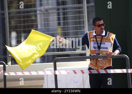 Baku, Azerbaigian, 12/09/2024, Maresciallo con bandiera gialla, drapeau durante il Gran Premio di Formula 1 dell'Azerbaigian 2024, 17° round del Campionato del mondo di Formula 1 2024 dal 13 al 15 settembre 2024 sul circuito cittadino di Baku, a Baku, Azerbaigian Foto Stock