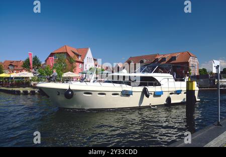 Europa, Deutschland, Meclemburgo-Vorpommern, Inselstadt Malchow, Malchower SEE, Anleger, yacht a motore, Foto Stock