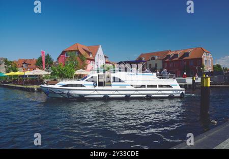 Europa, Deutschland, Meclemburgo-Vorpommern, Inselstadt Malchow, Malchower SEE, Anleger, yacht a motore, Foto Stock