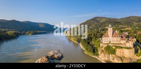 Panorama della valle di Wachau con il castello di Schonbuhel sopra il Danubio contro la barca turistica nella bassa Austria, Austria. Foto Stock