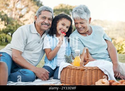 Esterni, nonni e bambini ritratti per picnic, connessione e Unione in famiglia. Gente felice, coppia anziana e ragazza con un sorriso per Foto Stock