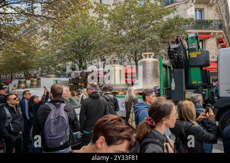 Otto campane tornano al campanile nord della cattedrale di Notre-Dame de Paris, nel centro di Parigi, in Francia, il 12 settembre 2024. Da "Gabriel", di peso superiore a quattro tonnellate, al più piccolo "Jean-Marie", intitolato in omaggio al cardinale Lustiger: Il 12 settembre, Notre-Dame de Paris accoglie le otto campane nel suo campanile settentrionale, meno di tre mesi prima della riapertura della cattedrale. Queste otto campane, con i nomi delle personalità che hanno segnato la vita della diocesi e della Chiesa, sono state rimosse nel luglio 2023 per consentire il restauro della torre nord, colpita dalle fiamme del gigante Foto Stock