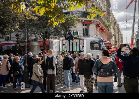 Otto campane tornano al campanile nord della cattedrale di Notre-Dame de Paris, nel centro di Parigi, in Francia, il 12 settembre 2024. Da "Gabriel", di peso superiore a quattro tonnellate, al più piccolo "Jean-Marie", intitolato in omaggio al cardinale Lustiger: Il 12 settembre, Notre-Dame de Paris accoglie le otto campane nel suo campanile settentrionale, meno di tre mesi prima della riapertura della cattedrale. Queste otto campane, con i nomi delle personalità che hanno segnato la vita della diocesi e della Chiesa, sono state rimosse nel luglio 2023 per consentire il restauro della torre nord, colpita dalle fiamme del gigante Foto Stock