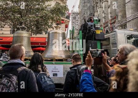 Otto campane tornano al campanile nord della cattedrale di Notre-Dame de Paris, nel centro di Parigi, in Francia, il 12 settembre 2024. Da "Gabriel", di peso superiore a quattro tonnellate, al più piccolo "Jean-Marie", intitolato in omaggio al cardinale Lustiger: Il 12 settembre, Notre-Dame de Paris accoglie le otto campane nel suo campanile settentrionale, meno di tre mesi prima della riapertura della cattedrale. Queste otto campane, con i nomi delle personalità che hanno segnato la vita della diocesi e della Chiesa, sono state rimosse nel luglio 2023 per consentire il restauro della torre nord, colpita dalle fiamme del gigante Foto Stock