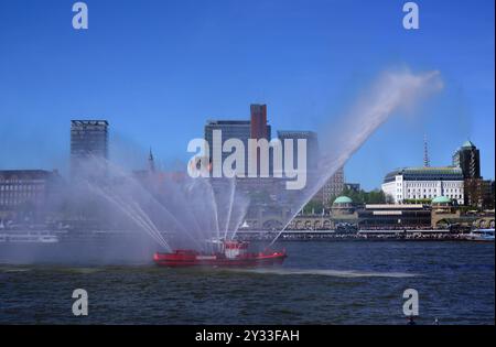 Europa, Deutschland, Amburgo, Elba, Blick über die Elbe zu den St. Pauli Landungsbrücken, Skyline St. Pauli, Feuerlöschboot in Aktion, Foto Stock