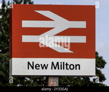 Cartello con il nome della stazione della British Rail presso la stazione ferroviaria di New Milton, New Milton, Hampshire, Inghilterra, Regno Unito Foto Stock