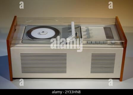 Braun radio sk 61, Baujahr CA. 1962, analoges Empfangsgerät mit Plattenspieler, berühmtes Designmodell , entworfen von Hans Gugelot und Dieter Rams, Foto Stock