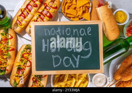 Sfondo del giorno National Hot Dogs, cibo per feste estive hot dog, vari tipi di hot dog tradizionali - francese, corn dog, classico. messicano caricato Foto Stock
