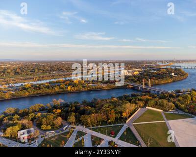 Vista aerea del circuito Gilles Villeneuve dell'isola di Notre Dame in autunno al tramonto. Montreal, Quebec, Canada. Foto Stock