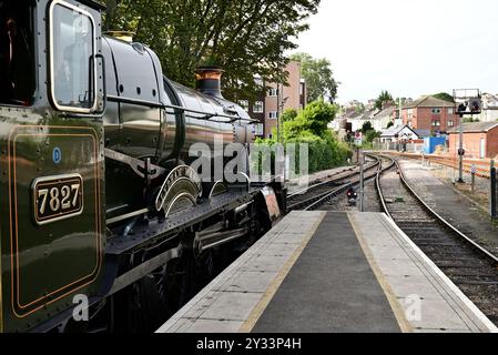 Locomotiva GWR Manor Class n. 7827 Lydham Manor in attesa di partire da Paignton sulla Dartmouth Steam Railway. Foto Stock