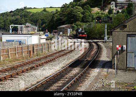 Locomotiva GWR Manor Class n. 7827 Lydham Manor in avvicinamento al binario presso la stazione di Kingswear sulla Dartmouth Steam Railway. Foto Stock