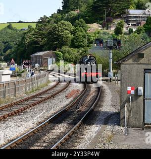 Locomotiva GWR Manor Class n. 7827 Lydham Manor in avvicinamento al binario presso la stazione di Kingswear sulla Dartmouth Steam Railway. Foto Stock