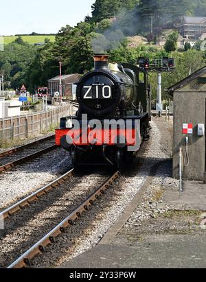 Locomotiva GWR Manor Class n. 7827 Lydham Manor in avvicinamento al binario presso la stazione di Kingswear sulla Dartmouth Steam Railway. Foto Stock