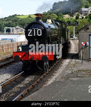 Locomotiva GWR Manor Class n. 7827 Lydham Manor in avvicinamento al binario presso la stazione di Kingswear sulla Dartmouth Steam Railway. Foto Stock