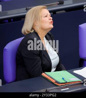 Nancy Faeser SPD, Bundesministerin fuer Inneres und Heimat, Deutschland, Berlino, Reichstag, Thema: Innere Sicherheit, Migrationspolitik *** Nancy Faeser SPD , Ministro federale dell'interno e degli affari interni, Germania, Berlino, Reichstag, sicurezza interna, politica di migrazione Foto Stock