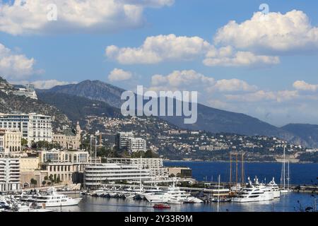 Vista sopraelevata di Port Hercule con sullo sfondo la costa della Costa Azzurra, Monte Carlo, Principato di Monaco Foto Stock