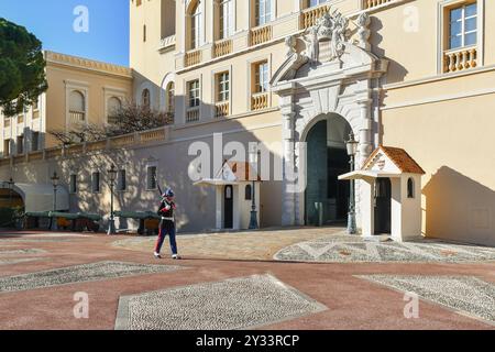 Fase finale della cerimonia del cambio della guardia di fronte al Palazzo del Principe, residenza ufficiale del Principe sovrano di Monaco Foto Stock