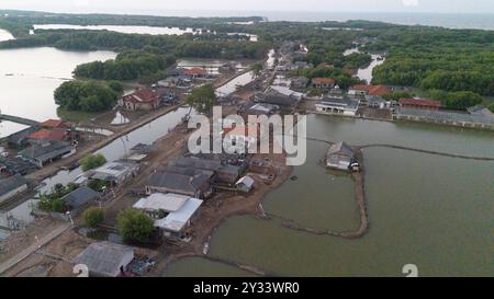 Cambiamento climatico: Villaggio affondato di Beting, reggenza di Bekasi, Giava, Indonesia, Asia Foto Stock