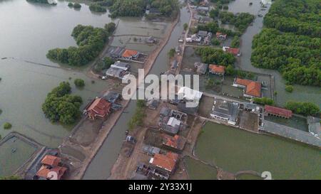 Cambiamento climatico: Villaggio affondato di Beting, reggenza di Bekasi, Giava, Indonesia, Asia Foto Stock