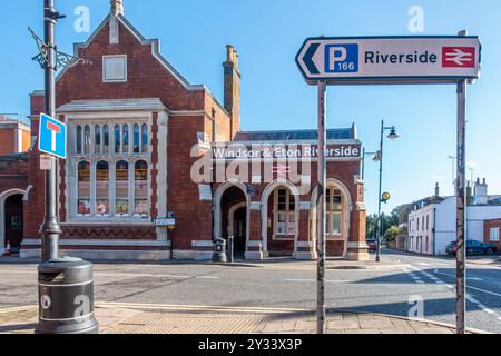 Vista esterna della stazione ferroviaria di Windsor & Eton Riverside con un cartello stradale che indirizza le persone al parcheggio della stazione. Foto Stock