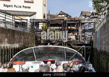 Chiudete a la Petite France a Strasburgo sul fiume Ill Foto Stock