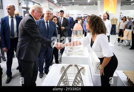 Kairo, Egitto. 12 settembre 2024. Il presidente federale Frank-Walter Steinmeier (2° da sinistra) visita l'Università Internazionale tedesca (GIU) nella "nuova capitale amministrativa" egiziana insieme ad Ayman Ashour (3° da sinistra), ministro dell'istruzione superiore e della ricerca, e viene mostrato il lavoro del progetto degli studenti. Il presidente federale Steinmeier è in visita di due giorni nella Repubblica araba d'Egitto. Crediti: Bernd von Jutrczenka/dpa/Alamy Live News Foto Stock