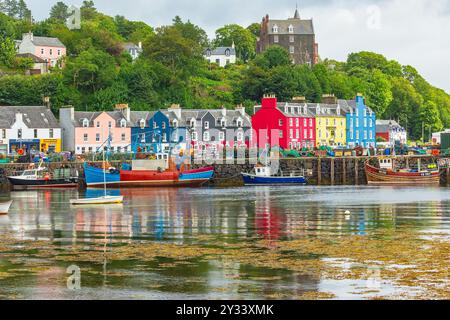 Tobermory, Isola di Mull, Scozia. 19 agosto 2019. Le case colorate di Tobermory in estate, si affacciano sulla baia con barche da pesca e aragosta Foto Stock