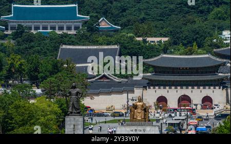 Una vista generale di Piazza Gwanghwamun e del Palazzo Gyeongbokgung nel centro di Seoul da sud a nord. Gwanghwamun è la porta principale e più grande del Palazzo Gyeongbokgung a Seoul, Corea del Sud. E' un simbolo e simbolo che simboleggia la lunga storia di Seoul, la capitale della dinastia Joseon. Un progetto di restauro su larga scala è stato recentemente completato e aperto al pubblico. Foto Stock