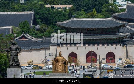 Una vista generale di Piazza Gwanghwamun e del Palazzo Gyeongbokgung nel centro di Seoul da sud a nord. Gwanghwamun è la porta principale e più grande del Palazzo Gyeongbokgung a Seoul, Corea del Sud. E' un simbolo e simbolo che simboleggia la lunga storia di Seoul, la capitale della dinastia Joseon. Un progetto di restauro su larga scala è stato recentemente completato e aperto al pubblico. Foto Stock