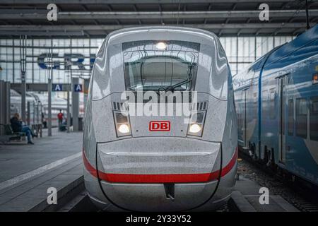 ICE Zug, Deutsche Bahn, Bahnhof, moderne Eisenbahn, Hochgeschwindigkeitszug, Zugverkehr, Reisen, Mobilität, öffentliche Verkehrsmittel, Deutsche Bahn AG, Zugfahrt, Klimaschutz, Nachhaltigkeit, Pünktlichkeit, Verkehrsinfrastruktur, DB Service, Komfort, Reisezug, Bahnreisen, Bahnhofsarchitektur, Pendler, Zugreise, emissionsarme Mobilität, Bahntechnologie, Infrastruktur, Bahnbetrieb, Energieeffizienz, Zugwartung, Bahnstrecken, Verkehrsnetz, Zugplattform, Verkehrsmodernisierung. Symbolfoto *** ICE train, Deutsche Bahn, stazione ferroviaria, ferrovia moderna, treno ad alta velocità, traffico ferroviario, viaggi, folla Foto Stock