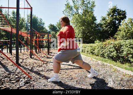 Una bella donna dalle dimensioni più grandi si concentra sui suoi tratti all'aperto. Foto Stock