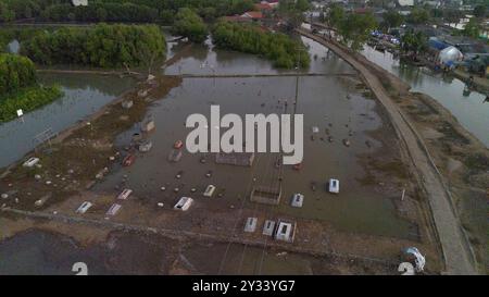 Cambiamento climatico: Villaggio affondato di Beting, reggenza di Bekasi, Giava, Indonesia, Asia Foto Stock