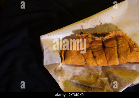 sparato su terang bulan o dolce martabak. Tipico cibo indonesiano. Foto Stock