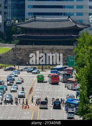 Seoul, Corea del Sud. 3 settembre 2024. Una vista generale della porta di Namdaemun, uno dei simboli di Seoul, e del viale centrale di Seoul da nord a sud. Namdaemun (South Great Door), ufficialmente conosciuta come Sungnyemun (Honor propriety Gate), è una delle otto porte della Fortezza Muraglia di Seul, Corea del Sud. (Credit Image: © Kim Jae-Hwan/SOPA Images via ZUMA Press Wire) SOLO PER USO EDITORIALE! Non per USO commerciale! Foto Stock