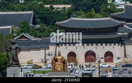 Seoul, Corea del Sud. 3 settembre 2024. Una vista generale di Piazza Gwanghwamun e del Palazzo Gyeongbokgung nel centro di Seoul da sud a nord. Gwanghwamun è la porta principale e più grande del Palazzo Gyeongbokgung a Seoul, Corea del Sud. E' un simbolo e simbolo che simboleggia la lunga storia di Seoul, la capitale della dinastia Joseon. Un progetto di restauro su larga scala è stato recentemente completato e aperto al pubblico. (Credit Image: © Kim Jae-Hwan/SOPA Images via ZUMA Press Wire) SOLO PER USO EDITORIALE! Non per USO commerciale! Foto Stock