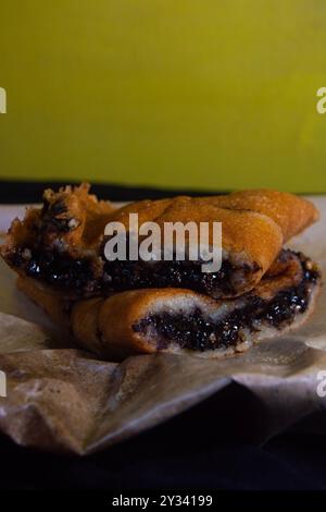 sparato su terang bulan o dolce martabak. Tipico cibo indonesiano. Foto Stock