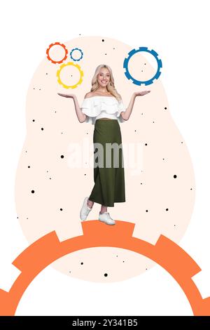 Immagine collage poster di una donna allegra e felice in piedi che mostra una ruota dentata isolata su uno sfondo creativo del disegno Foto Stock