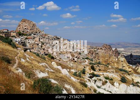 Castello di roccia naturale di Ortahisar, distretto di Ürgüp, provincia di Nevşehir, Turchia. Foto Stock