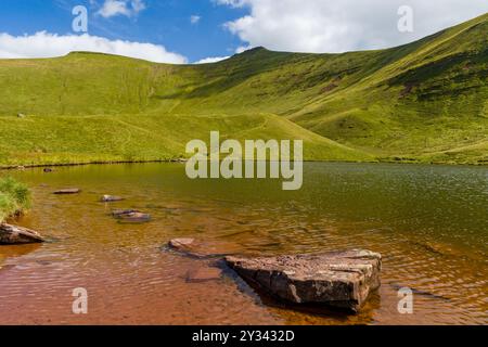 Pen-y-fan e Corn Du sopra il lago glaciale Llyn Cwm Llwch nel Brecon Beacons, Galles Foto Stock