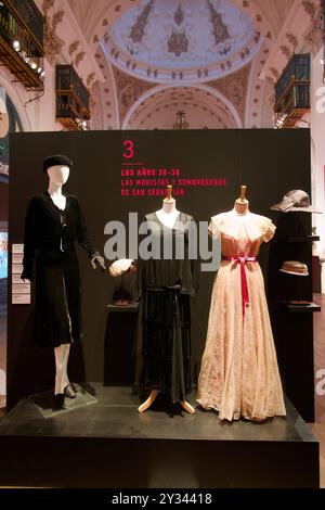 Mostra che celebra la stilista di moda Cristóbal Balenciaga abiti da donna la sala de Exposiciones de Las francesas Valladolid Castiglia e Leon Spagna Foto Stock