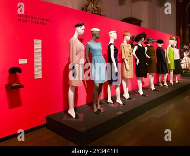 Mostra che celebra la stilista di moda Cristóbal Balenciaga abiti da donna la sala de Exposiciones de Las francesas Valladolid Castiglia e Leon Spagna Foto Stock