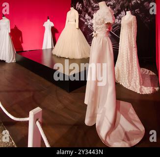 Mostra che celebra la stilista di moda Cristóbal Balenciaga abiti da donna la sala de Exposiciones de Las francesas Valladolid Castiglia e Leon Spagna Foto Stock