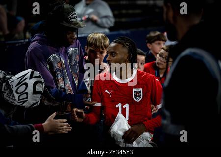 LUTON, INGHILTERRA - SETTEMBRE 09: Thierno ballo d'Austria con i tifosi durante l'amichevole internazionale U21 tra Inghilterra e Austria a Kenilwort Foto Stock